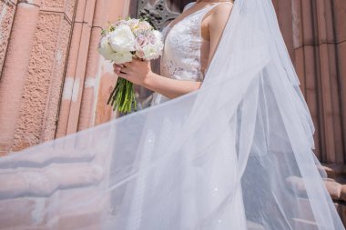 kilise yakın düğün buket ve peçe ile gelin