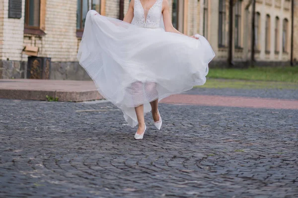 Menyasszony és a fátyolon esküvői ruha a téren — Stock Fotó