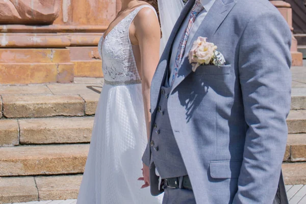 Bride and groom walk down the street together — Stock Photo, Image