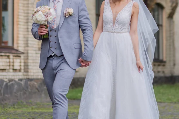 Noiva e noivo caminham pela rua juntos — Fotografia de Stock