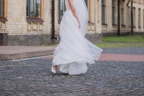 Novia con velo y vestido de novia en la plaza —  Fotos de Stock