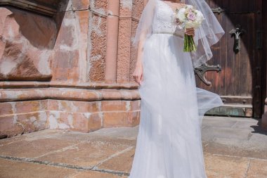 kilise yakın düğün buket ve peçe ile gelin