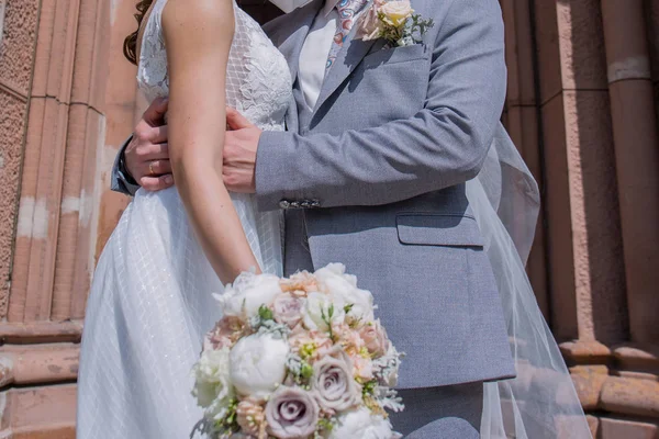 Наречений і наречений стоять разом біля церкви — стокове фото