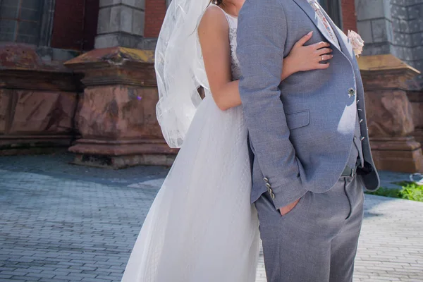 Bruid en bruidegom staan samen in de buurt van de kerk — Stockfoto