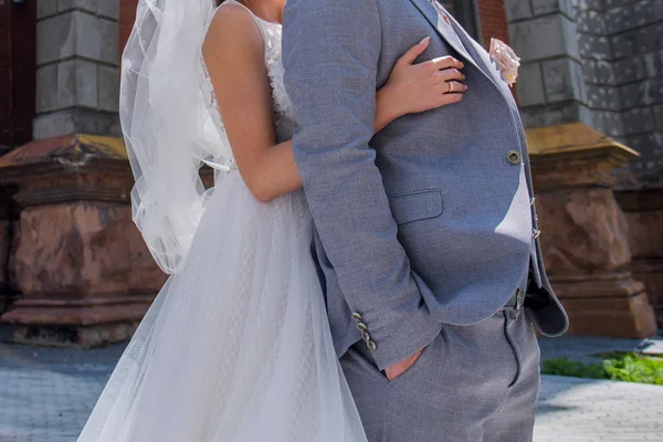 Bruid en bruidegom staan samen in de buurt van de kerk — Stockfoto