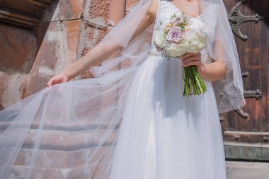 kilise yakın düğün buket ve peçe ile gelin