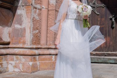 kilise yakın düğün buket ve peçe ile gelin