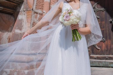 kilise yakın düğün buket ve peçe ile gelin