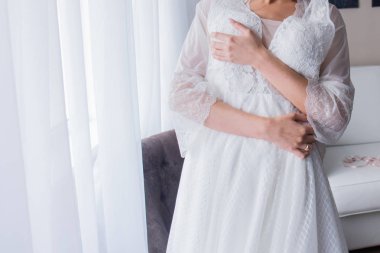 bir gelinlik tutan Peignoir gelin