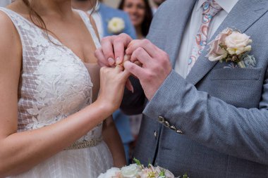 Gelin ve damat parkta bir kucaklamak birlikte stand