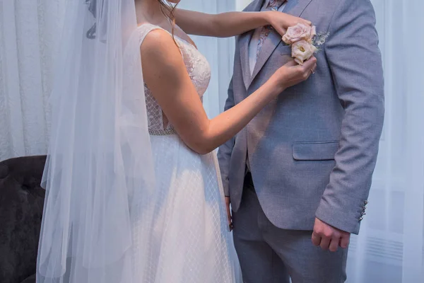 De bruid zet op de corsages — Stockfoto