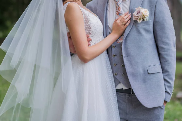 La novia y el novio están juntos en un abrazo en el parque — Foto de Stock