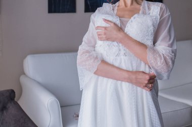 bir gelinlik tutan Peignoir gelin