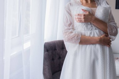 bir gelinlik tutan Peignoir gelin