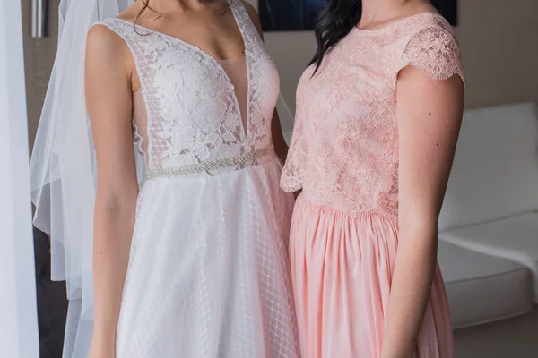 新娘与女朋友在粉红色的礼服 — 图库照片