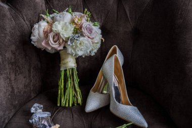 sandalyede ayakkabı ile gelin buket
