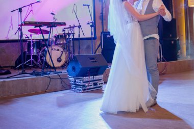 dans katında gelin ve damat dansı