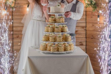 Gelin ve damat düğün pastası ve havai fişek kesti