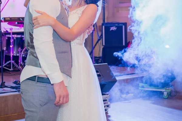 Braut und Bräutigam tanzen auf der Tanzfläche — Stockfoto