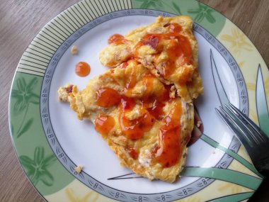masanın üzerinde tabak Mısır ile omlet