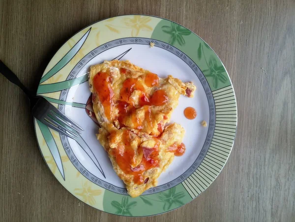 Omelete com milho em pratos na mesa — Fotografia de Stock