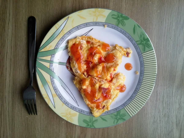 Tortilla con maíz en platos sobre la mesa —  Fotos de Stock