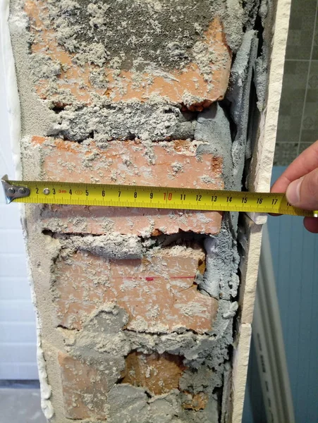 Measuring walls with a tape measure for repair — Stock Photo, Image