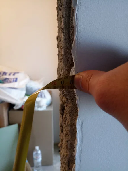 Medición de paredes con cinta métrica para reparación —  Fotos de Stock