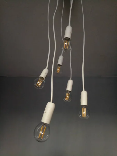 Лампочки, що звисають на дротах зі стелі — стокове фото