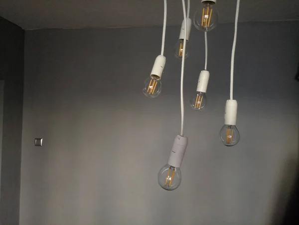 Ampoules suspendues aux fils du plafond — Photo