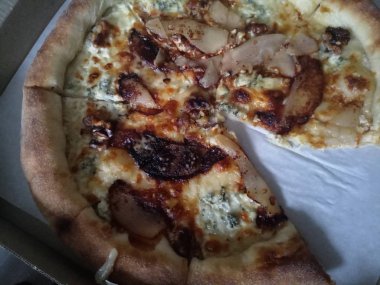masada tek parça olmadan yanmış pizza