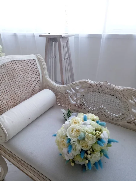 Bouquet de mariée est couché sur le lit dans la chambre — Photo