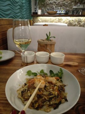 Bir restoran masada Asya gıda ve yemek çubukları