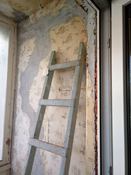 Velho varanda reparação interior vintage papel de parede despojado — Fotografia de Stock