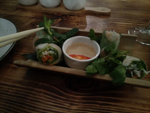 Nourriture asiatique sur une table de restaurant et baguettes — Photo