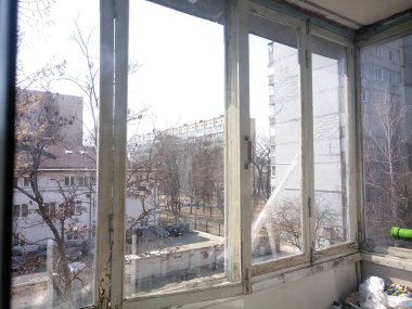 eski bir dairede eski beyaz balkon