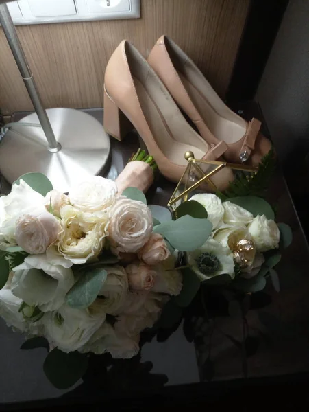 Bouquet nevsta con scarpe vicino alla lampada — Foto Stock