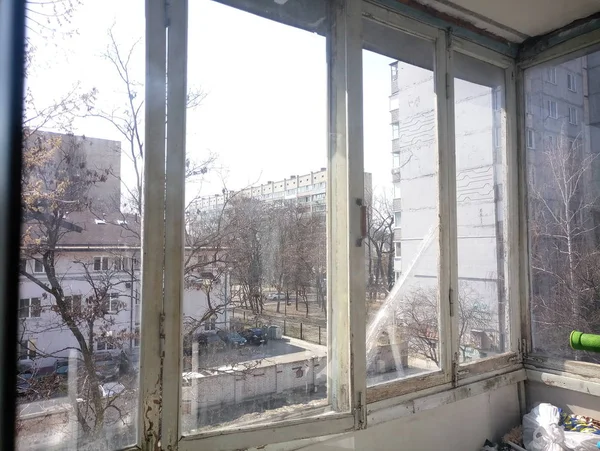 Oud wit balkon in een Vintage Appartement — Stockfoto