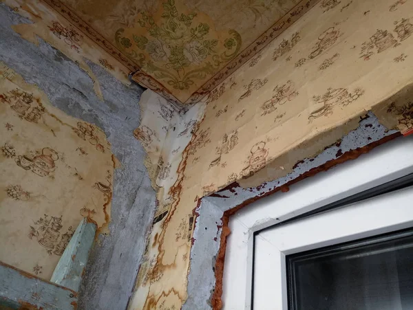 Viejo balcón reparación interior vintage papel pintado despojado —  Fotos de Stock