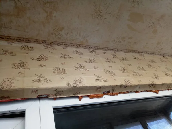 Oude balkon reparatie indoor Vintage behang ontdaan — Stockfoto