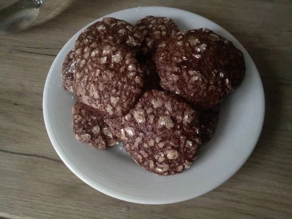 Masada bir tabak üzerinde çikolatalı kurabiye — Stok fotoğraf