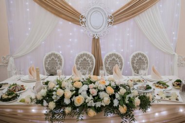 Yemek ve dekor düğün masasında.