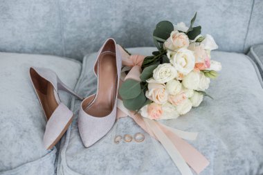 Gelin ayakkabısı ve dekoru olan bir alyans.