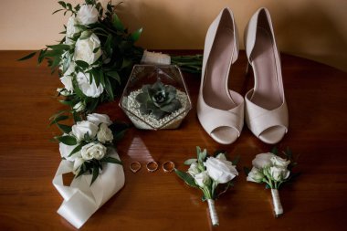 Gelin ayakkabısı ve dekoru olan bir alyans.