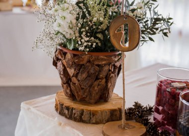 Yemek ve dekor düğün masasında.