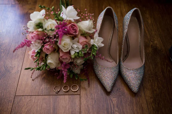 Ένα Γάμο Χρυσά Δαχτυλίδια Παπούτσια Νύφη Και Διακόσμηση — Φωτογραφία Αρχείου