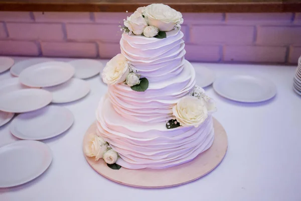 結婚式のケーキの花嫁と新郎 — ストック写真