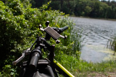 Ormanda göl kenarında bisiklet tekerleği