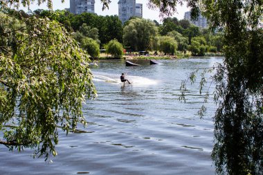 Gölün üstünde bir adam.