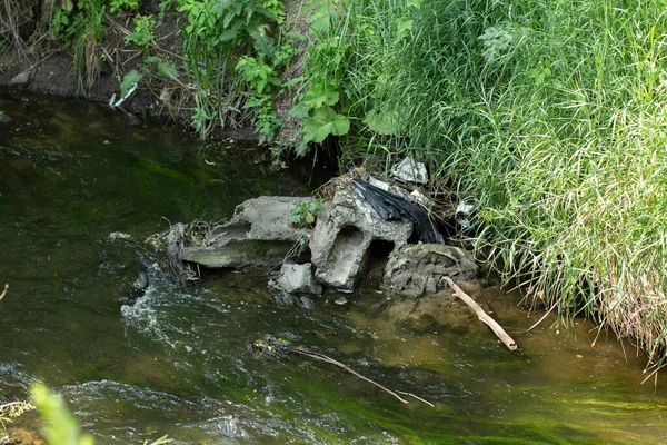 川の水の中のコンクリート廃棄物は — ストック写真